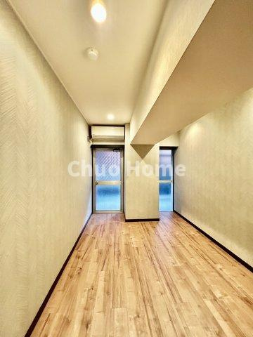 鶯谷日伸ハイツの寝室|【寝室】心と体をゆったりと安らげる主寝室。寝室のゆとりが大きい分だけ、暮らしの安らぎは深まります。一日の疲れを癒すだけでなく、ご夫婦の親密な語らいを紡ぎ出します