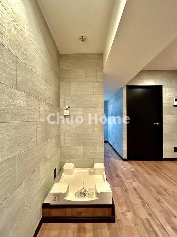 鶯谷日伸ハイツのランドリースペース|【ランドリースペース】担当者がスケールを持ち歩いておりますので、ご見学時には現在お使いの洗濯機などがきちんと収まるかなどもチェックして下さい。見学前に測っておくと非常に便利だと思います。