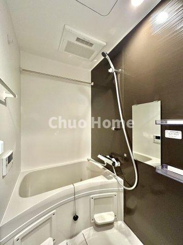 鶯谷日伸ハイツの浴室|【バスルーム】暖房換気乾燥機付きシステムバスルーム。暖房・冷風・換気・乾燥など、毎日を快適に過ごせるうれしい機能が揃っています。雨の日の洗濯物も安心です。