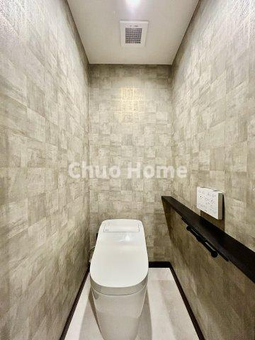 鶯谷日伸ハイツのトイレ|【トイレ】 収納スペースをしっかりと確保した温水洗浄便座機能付きトイレ。温水洗浄便座は清潔にお使いいただくための大切なアイテムです。