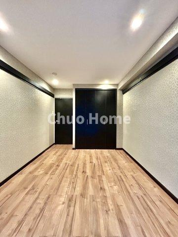 鶯谷日伸ハイツの洋室|【洋室】快適に過ごす条件は、一人ひとり違います。だからこそ飾り過ぎないシンプルな内装と偏り過ぎないデザインで統一しております。居住していく中でオーナー様だけの【マイホーム】に創り上げて下さい