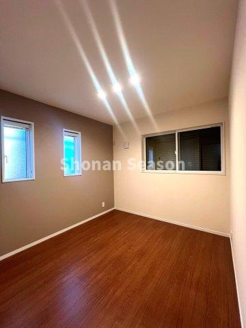 【洋室】 | 全室２面採光で風通り良く、デスク・ベッドを置いてもスペース十分です♪