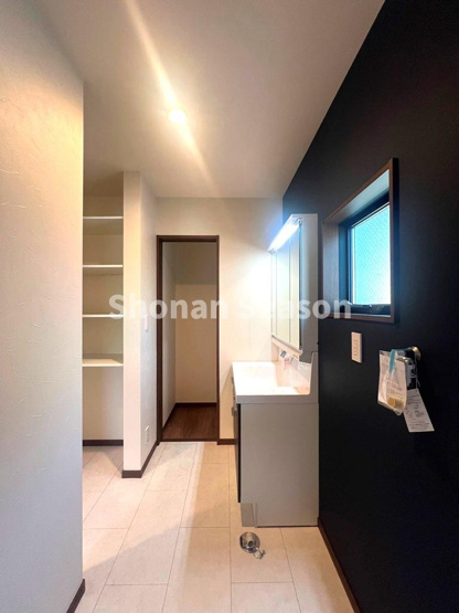 【玄関】 | リネン・日用品のストックもたっぷり収納できる嬉しい収納棚が完備されております♪