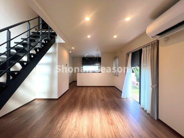 【居間・リビング】 | 広々としたリビング(１９帖）に充実設備のキッチンを備えた3ＬＤＫの間取りプラン◎
選択肢・可能性が広がります♪