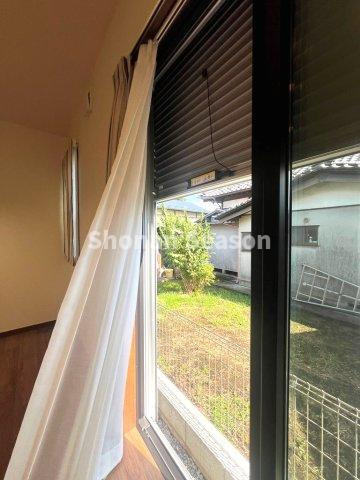 【居間・リビング】 | シャッター雨戸が備え付けなので、留守番時・悪天候の日も安心です♪