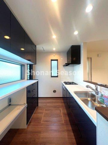 【キッチン】 | 複数人でも調理がしやすい広々としたキッチンスペース！
吊戸棚付きのカップボードが併設し、キッチン周りが片付きます♪