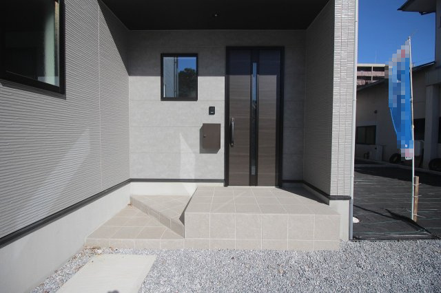 壬生町緑町1丁目　40期　2号棟の玄関|玄関ポーチは奥行きがあり、雨の日でも落ち着いて出入りできるのが嬉しいポイント！外観もスタイリッシュで素敵です！