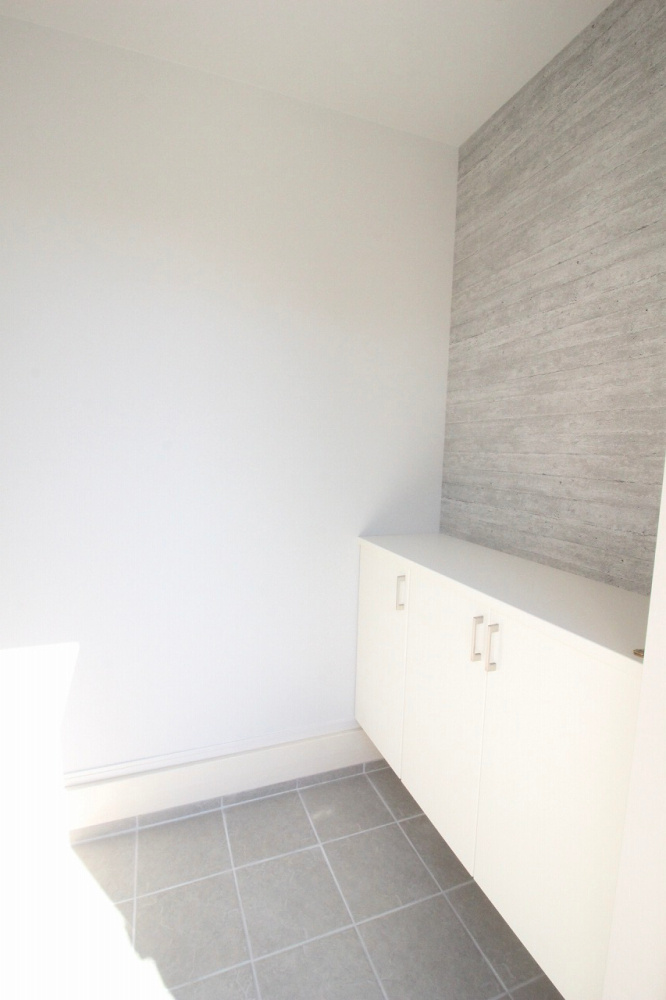 壬生町緑町1丁目　40期　2号棟の玄関|玄関ホールはスッキリとした印象で、帰宅時も気持ちよく迎えてくれます！土間スペースも広めでベビーカー置きにも◎