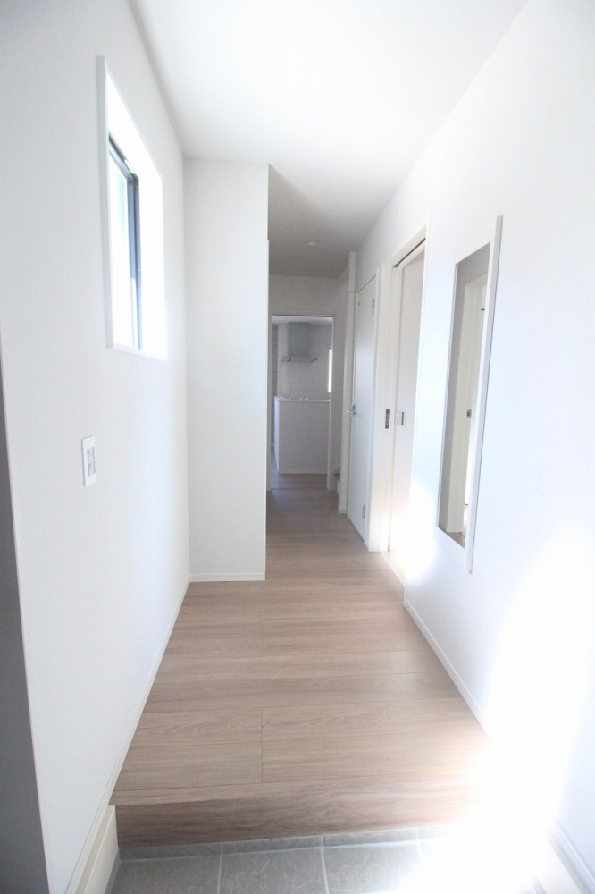壬生町緑町1丁目　40期　2号棟の玄関|ホールから室内へ続く動線がまっすぐで、家具の搬入もしやすそう！明るい床色で空間がより広く感じられます！