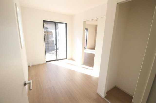 壬生町緑町1丁目　40期　2号棟の洋室|1階洋室4.6帖はリビングとつながる使いやすいお部屋！お子さまの遊び場や在宅ワーク、来客用にも便利です！