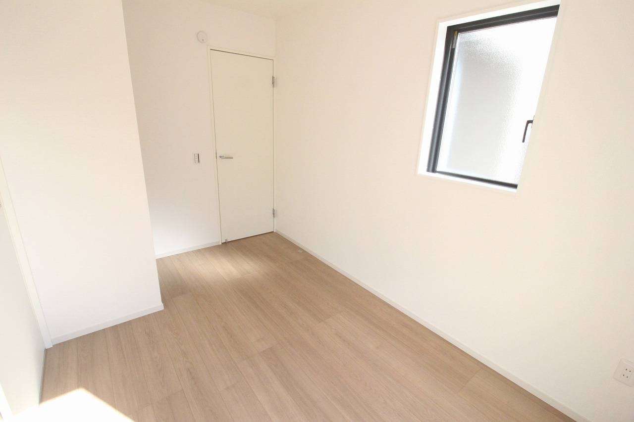 壬生町緑町1丁目　40期　2号棟の洋室|引き戸で仕切れるので、生活シーンに合わせて空間を分けられるのが◎窓もあり明るく、寝室としても落ち着いて過ごせます