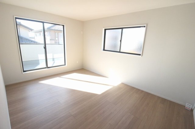 壬生町緑町1丁目　40期　2号棟の寝室|2階西側12.8帖の主寝室は広々として、ベッド＋家具を置いてもゆとりたっぷり！大きな窓から光が入る明るい空間です！