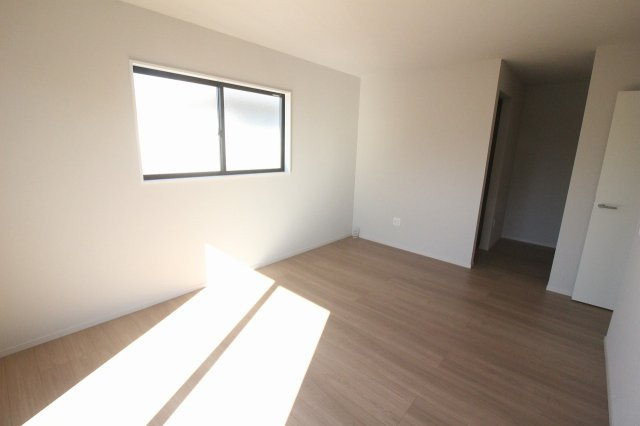 壬生町緑町1丁目　40期　2号棟の寝室|壁面がスッキリしているので、テレビ台やドレッサーも配置しやすい間取り！落ち着いた色合いでリラックスできそうです！