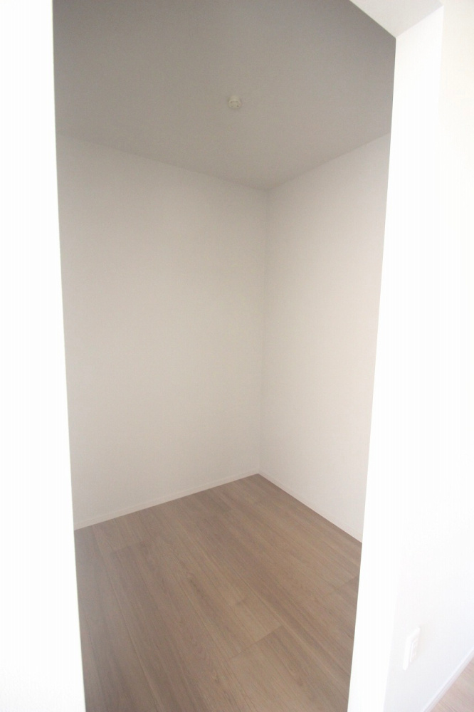 壬生町緑町1丁目　40期　2号棟の収納|大容量のウォークインクロゼット付き！衣類はもちろん季節物やスーツケースまでまとめて収納でき、主寝室がスッキリ片付きます！