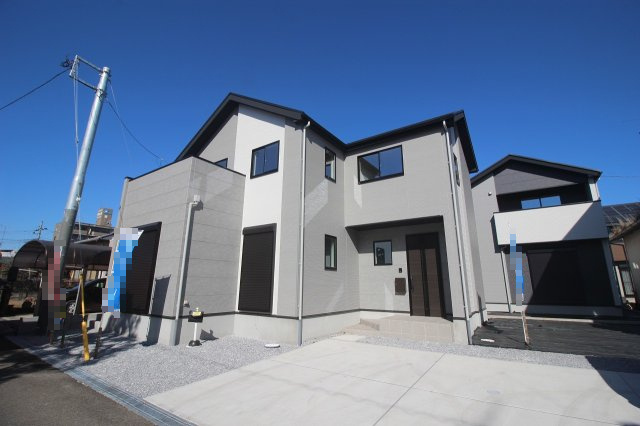 壬生町緑町1丁目　40期　2号棟の外観|スタイリッシュなグレー×ホワイトの外観！大きな窓で明るく、飽きのこないデザインが魅力です。駐車スペースもゆったり確保されています！