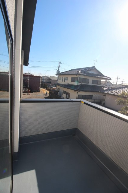 壬生町緑町1丁目　40期　2号棟のバルコニー|南側に広がるバルコニーは、洗濯物も気持ちよく干せるスペース！屋根付きなので急な雨でも安心で、日差しもほどよく確保できます！