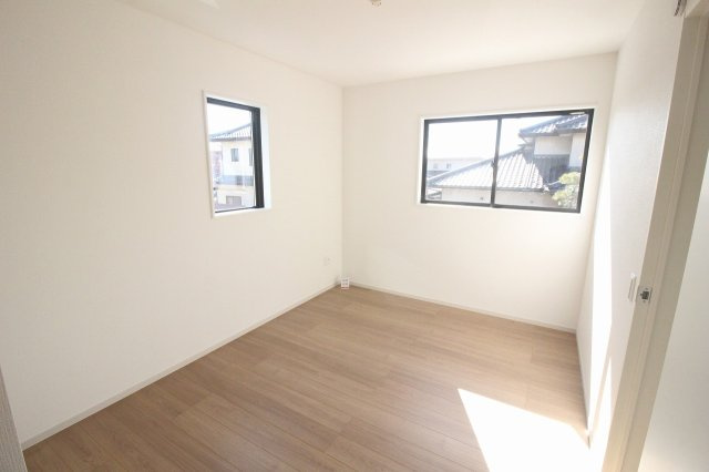 壬生町緑町1丁目　40期　2号棟の子供部屋|2階東側の洋室は子ども部屋にちょうど良い広さ！2面採光で明るく、朝も気持ちよくスタートできそうです！