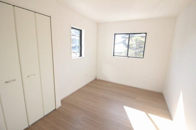 壬生町緑町1丁目　40期　2号棟の洋室|2階南側5.8帖の洋室は2面採光で明るく、風通しも良い気持ちいい空間！子ども部屋や趣味部屋にもおすすめです！