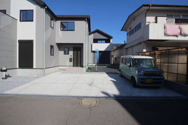 壬生町緑町1丁目　40期　2号棟の駐車場|コンクリート仕上げの駐車スペースで、雨の日でも足元が汚れにくくお手入れラクラク！来客時も停めやすい広さで安心です！