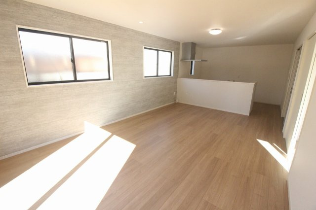 壬生町緑町1丁目　40期　2号棟の居間・リビング|アクセントクロスが映えるLDK18帖。家具配置もしやすく、家族でゆったり過ごせる広さが魅力です！