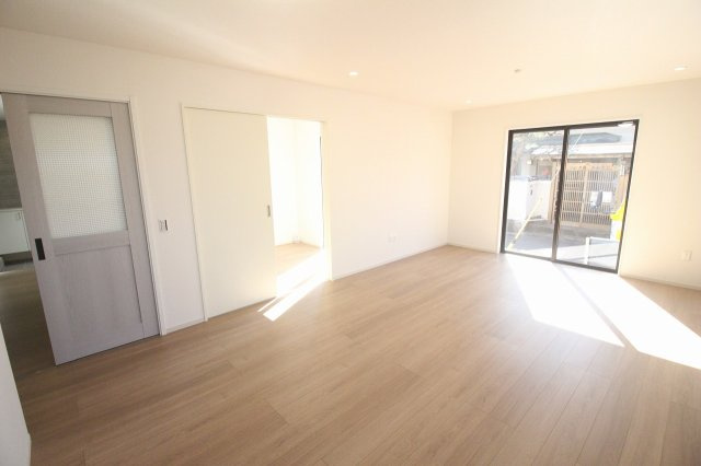 壬生町緑町1丁目　40期　2号棟の居間・リビング|大きな掃き出し窓から光が入る明るい空間。隣の洋室とつなげて使えて、来客時にも便利です！