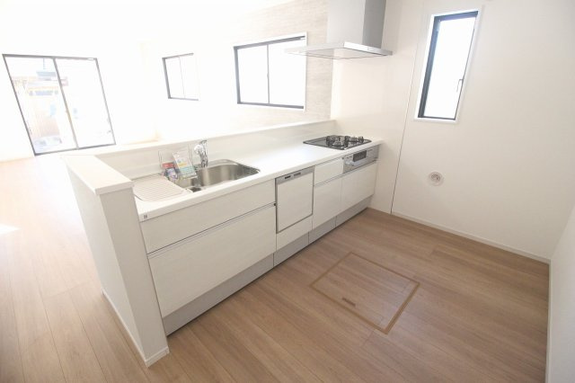 壬生町緑町1丁目　40期　2号棟のキッチン|リビングを見渡せる対面キッチン！作業スペースも広めで、お料理しながら家族との会話も楽しめます。