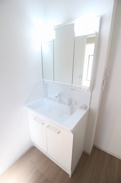 壬生町緑町1丁目　40期　2号棟の独立洗面台|大きな三面鏡タイプの洗面化粧台！鏡裏収納＆引き出し収納で、洗剤や小物もスッキリ片付きます！