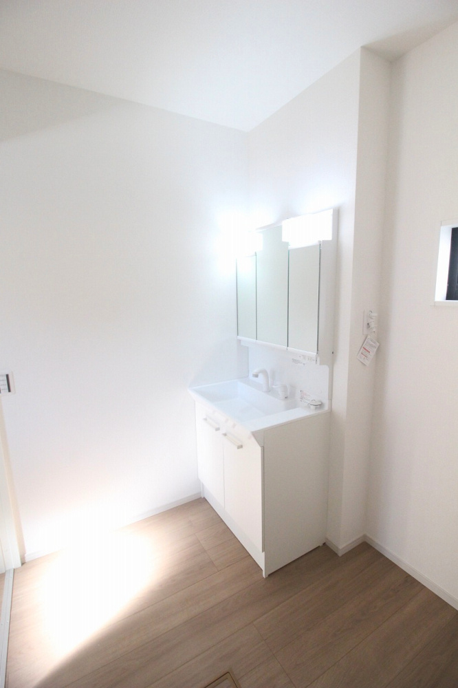 壬生町緑町1丁目　40期　2号棟の脱衣所|明るく清潔感のある脱衣所スペース。洗面台横にゆとりがあるので、洗濯カゴ置き場や収納を追加しても使いやすいです！