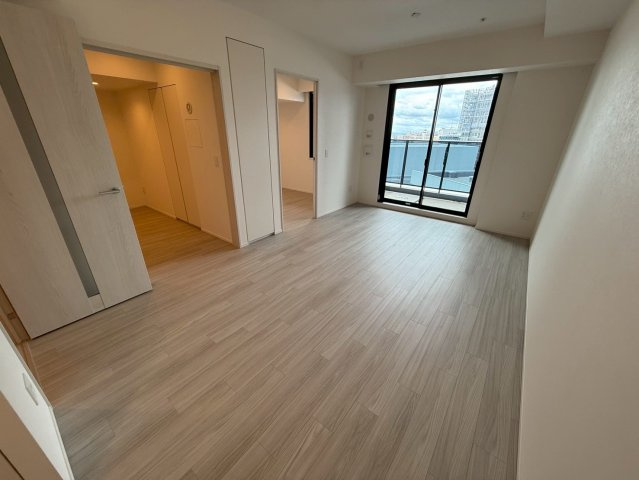 Brillia Tower 箕面船場 TOP OF THE HILLの居間・リビング
