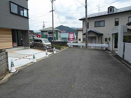 安佐北区亀山4丁目の前面道路含む現地写真