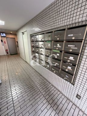 新宿区西新宿４丁目の賃貸マンションのエントランス