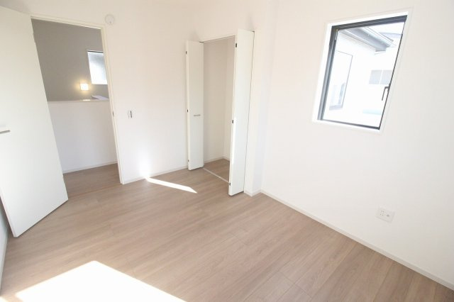 壬生町緑町1丁目　40期　2号棟の洋室|収納付きでお部屋を広く使えるのが嬉しいポイント！ベッドやデスクも配置しやすく、スッキリ暮らせます！