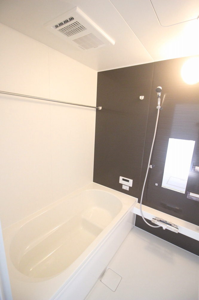 壬生町緑町1丁目　40期　2号棟の浴室|浴室は落ち着いたアクセントパネルで、毎日のバスタイムがゆったり快適！浴室乾燥機付きで雨の日のお洗濯にも助かります♪