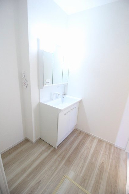 壬生町緑町1丁目　40期　1号棟の独立洗面台|洗面脱衣所は明るくて広々！お風呂上がりの着替えもしやすく、毎日の家事動線もスムーズにできそうです◎