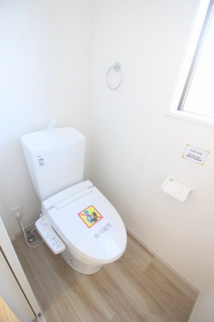 壬生町緑町1丁目　40期　1号棟のトイレ|窓付きで明るく換気もしやすい1階トイレ♪温水洗浄便座付きで、毎日気持ちよく使える清潔な空間です！