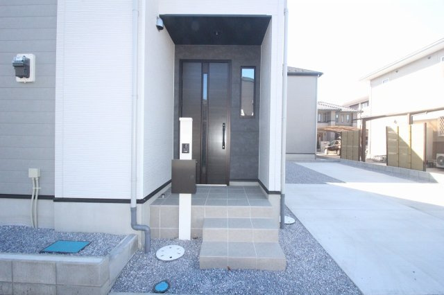 壬生町緑町1丁目　40期　1号棟の玄関|雨の日も安心の屋根付き玄関ポーチ♪落ち着いた玄関ドアで外観の印象も引き締まり、毎日の帰宅が楽しみになります！