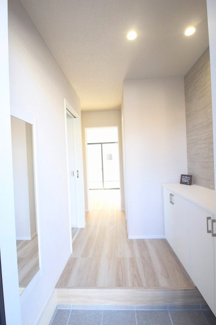 壬生町緑町1丁目　40期　1号棟の玄関|玄関ホールは明るくスッキリした印象！お出かけ前の身だしなみチェックもしやすく、気持ちよくスタートできます◎