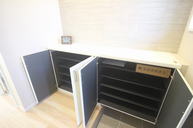 壬生町緑町1丁目　40期　1号棟の玄関|たっぷり入るシューズボックス付き！家族みんなの靴も整理しやすく、玄関まわりがいつもキレイに保てます♪
