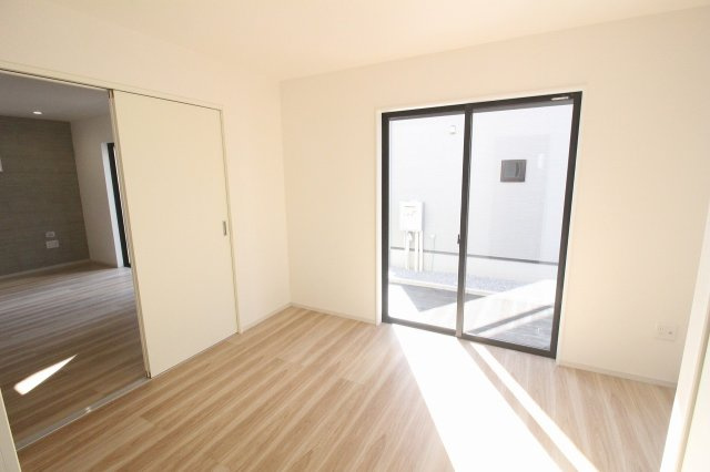 壬生町緑町1丁目　40期　1号棟の洋室|リビングとつながる1階5.4帖洋室♪引き戸を開ければ広々空間に！来客時やお子さまの遊び場にも便利です◎