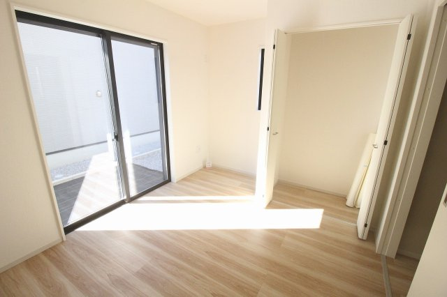 壬生町緑町1丁目　40期　1号棟の洋室|日当たりの良い1階5.4帖洋室！クローゼット付きで収納もしっかり。寝室や在宅ワーク部屋にも使いやすいお部屋です♪