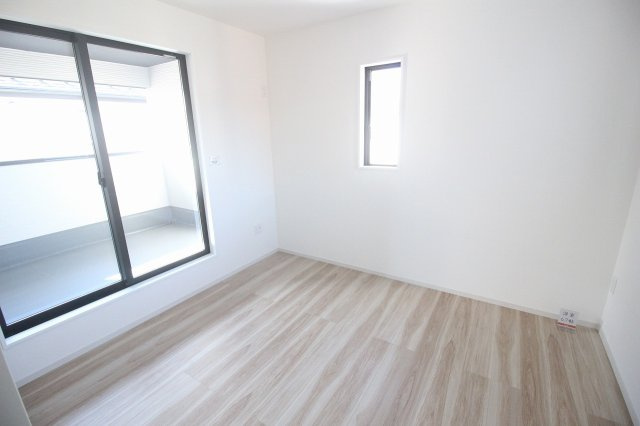 壬生町緑町1丁目　40期　1号棟の洋室|バルコニーに出られる2階西側6.7帖洋室♪明るい光が入って、寝室や子ども部屋にも使いやすい一部屋です！