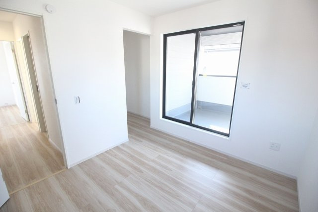 壬生町緑町1丁目　40期　1号棟の洋室|シンプルで家具の配置がしやすい2階西側6.7帖洋室！クローゼットもあり、お部屋を広く使えるのがうれしいですね◎