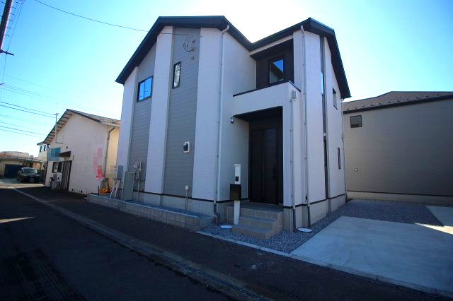 壬生町緑町1丁目　40期　1号棟の外観|白×グレーのツートンが爽やかな外観♪玄関まわりもスッキリまとまっていて、毎日の出入りが気持ちよくできそうです！