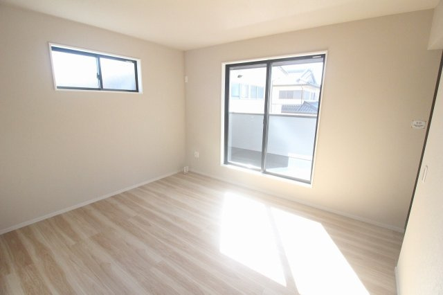 壬生町緑町1丁目　40期　1号棟の寝室|広々9帖の2階南東側洋室！バルコニーに面していて日当たりも良く、主寝室にもぴったりな開放感のあるお部屋です♪