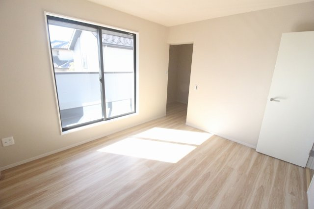 壬生町緑町1丁目　40期　1号棟の寝室|家具を置いてもゆとりが出る広さ◎大きな窓から光が入って、朝の目覚めも気持ちよさそうです！