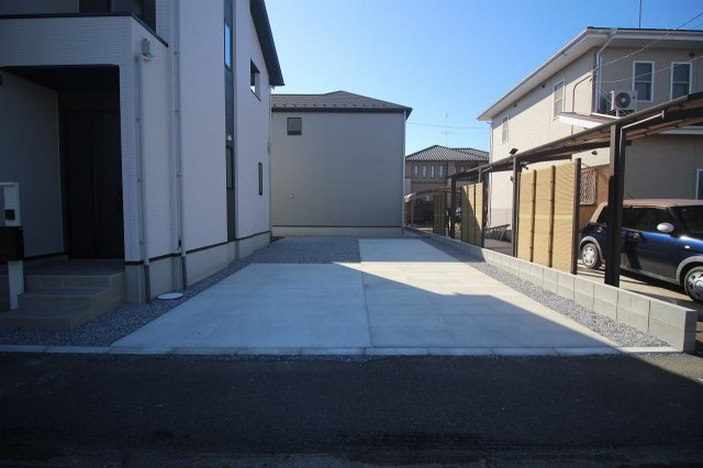 壬生町緑町1丁目　40期　1号棟の駐車場|駐車スペースはコンクリート施工で停めやすく、お手入れもラクラク◎来客時も安心のゆとりある広さです！