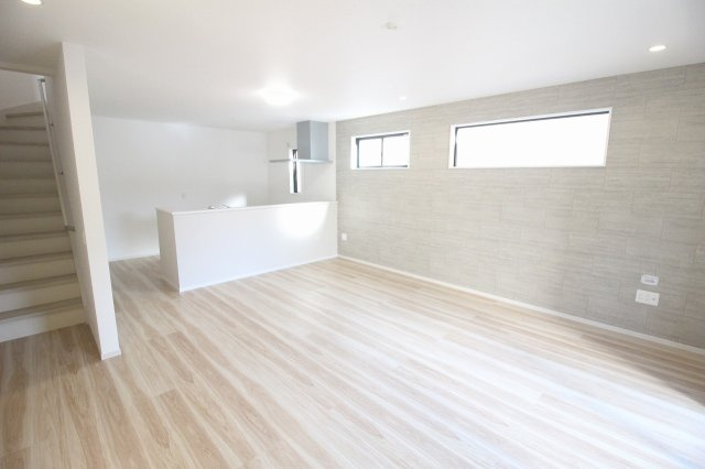 壬生町緑町1丁目　40期　1号棟の居間・リビング|アクセントクロスがおしゃれなLDK18.5帖！横長窓からやわらかい光が入って、落ち着く空間です♪