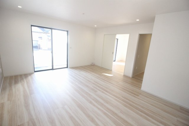 壬生町緑町1丁目　40期　1号棟の居間・リビング|大きな掃き出し窓で明るいLDK18.5帖♪隣のお部屋ともつながっていて、家族みんながのびのび過ごせます！