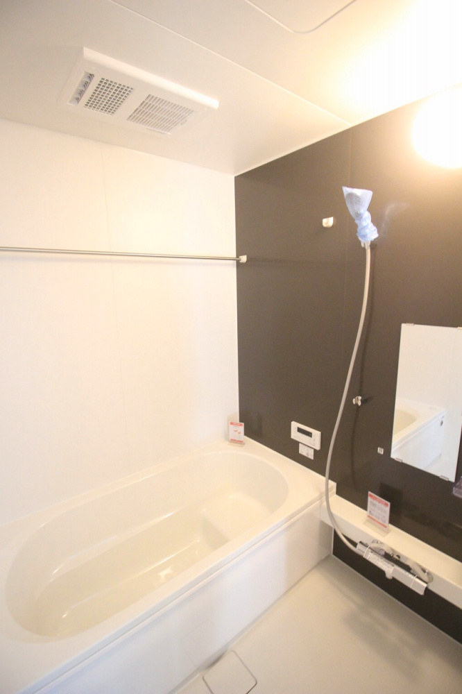 壬生町緑町1丁目　40期　1号棟の浴室|ブラウンのアクセントパネルが落ち着く浴室♪浴槽もゆったりしていて、1日の疲れをしっかり癒せるリラックス空間です！