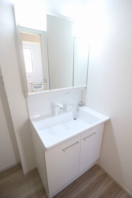 壬生町緑町1丁目　40期　1号棟の脱衣所|清潔感たっぷりの洗面台♪三面鏡の裏にしっかり収納できるので、細かい物もスッキリ片付いて気持ちよく使えます！